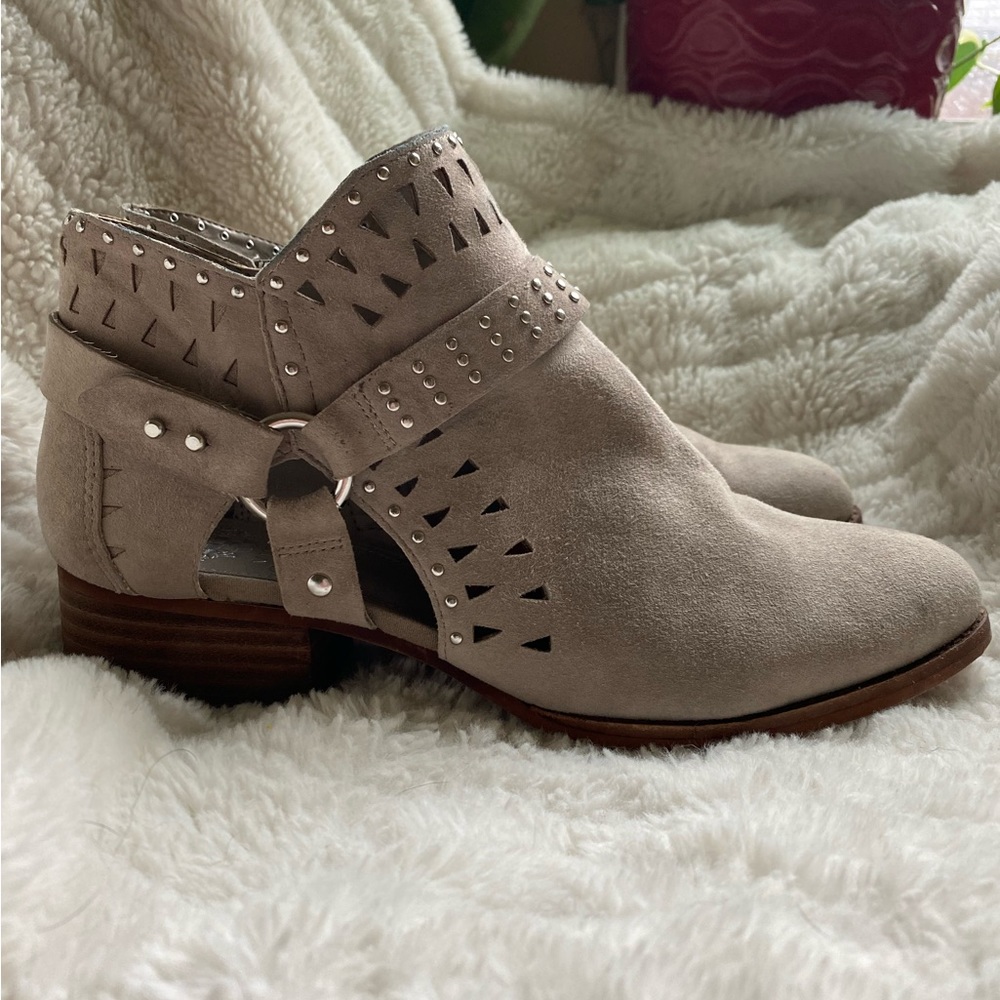 Vince Camuto Calley suede London Fog ankle boots 8M EUC light grey/beige.
